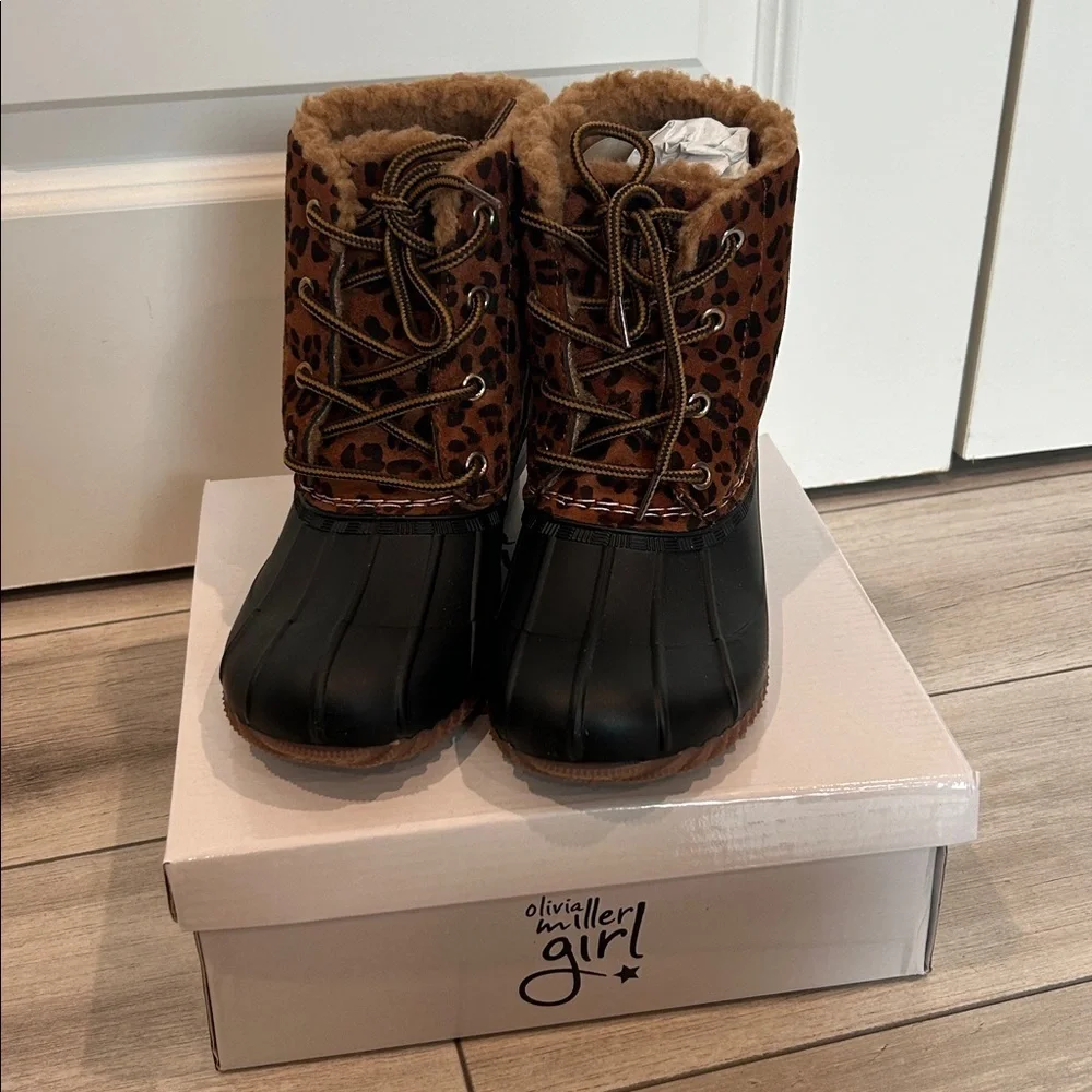 Olivia Miller Girl! Girls leopard print snow rain faux fur lined boots size 4